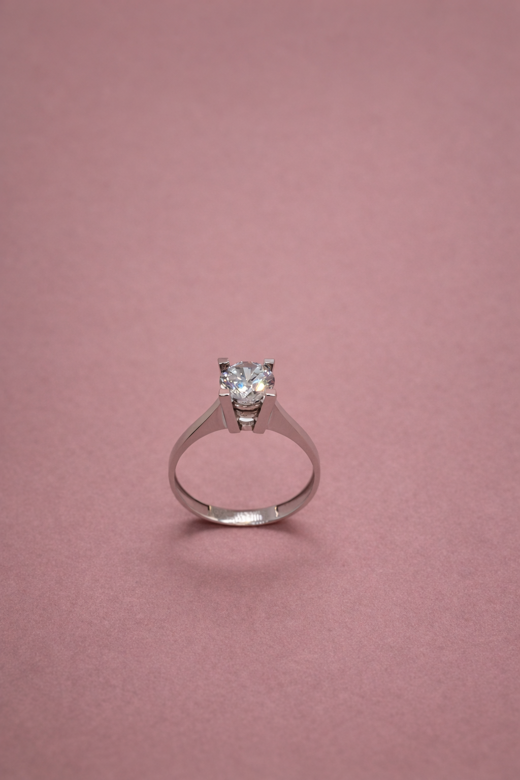 Eleganter Solitär Ring aus 14 Karat Weißgold mit funkelndem Stein (585)