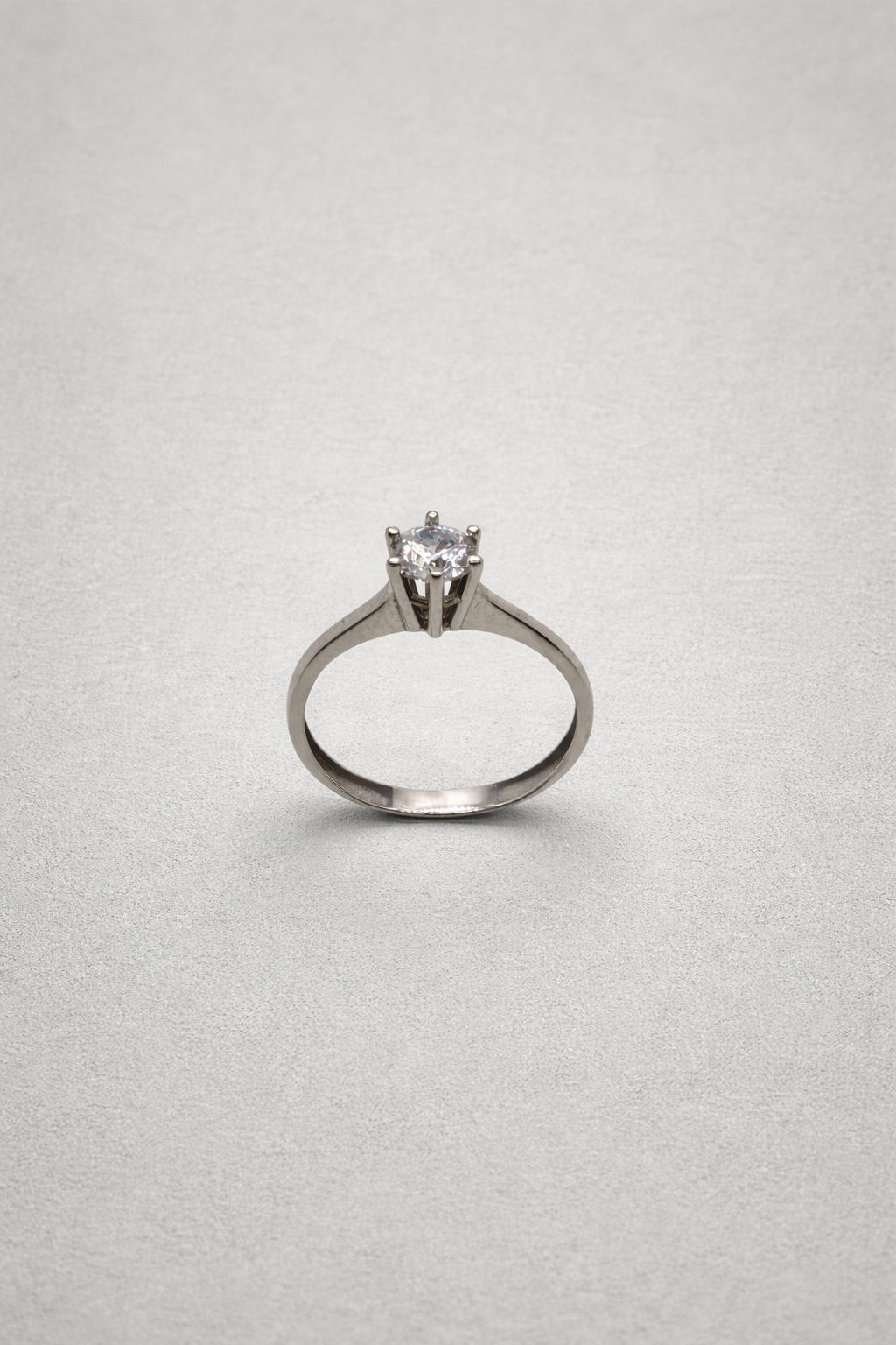 Eleganter Solitär Ring aus 14 Karat Weißgold mit funkelndem Stein (585)