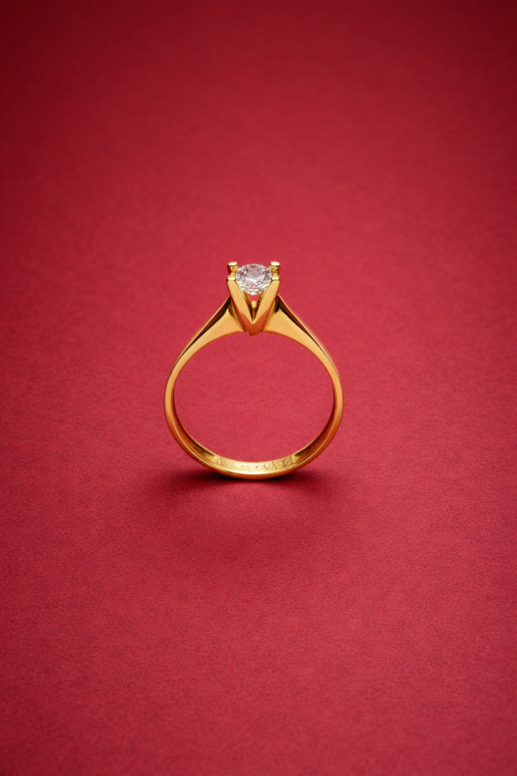 Eleganter Solitär Ring aus 14 Karat Gold mit funkelndem Stein (585)