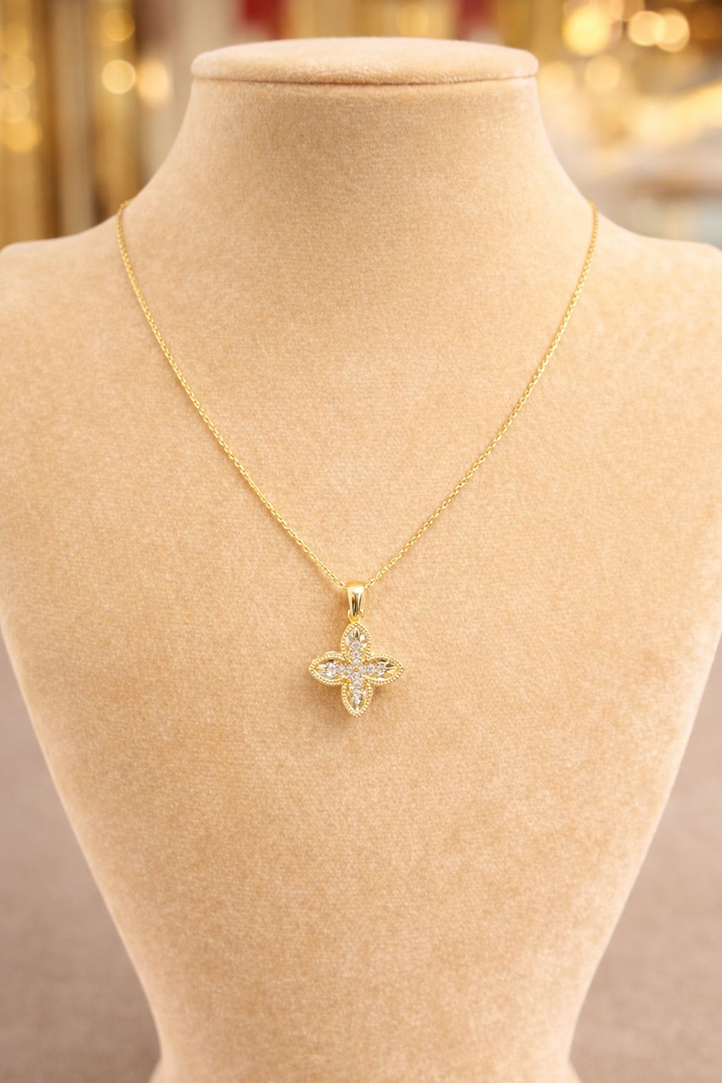 Elegante Goldkette mit filigranem Anhänger