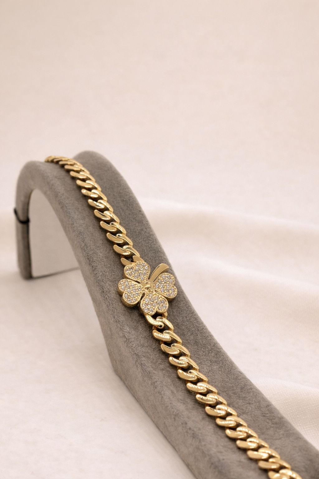 Elegantes Armband aus 14 Karat Gold mit Kleeblatt-Design