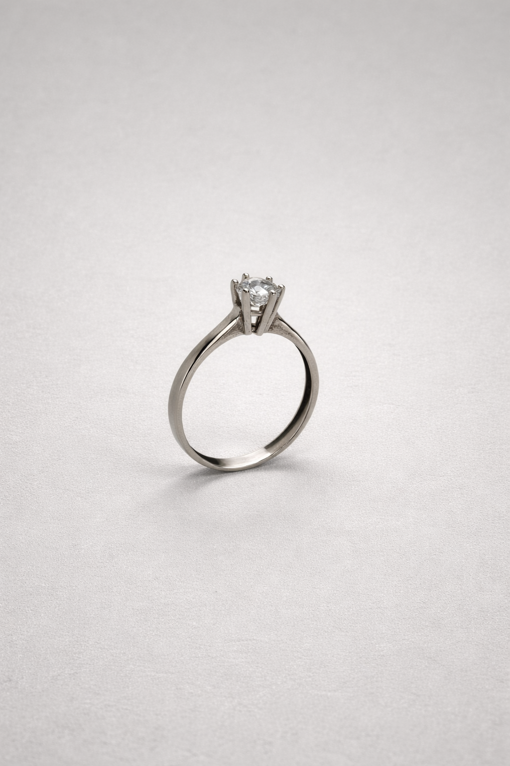 Eleganter Solitär Ring aus 14 Karat Weißgold mit funkelndem Stein (585)