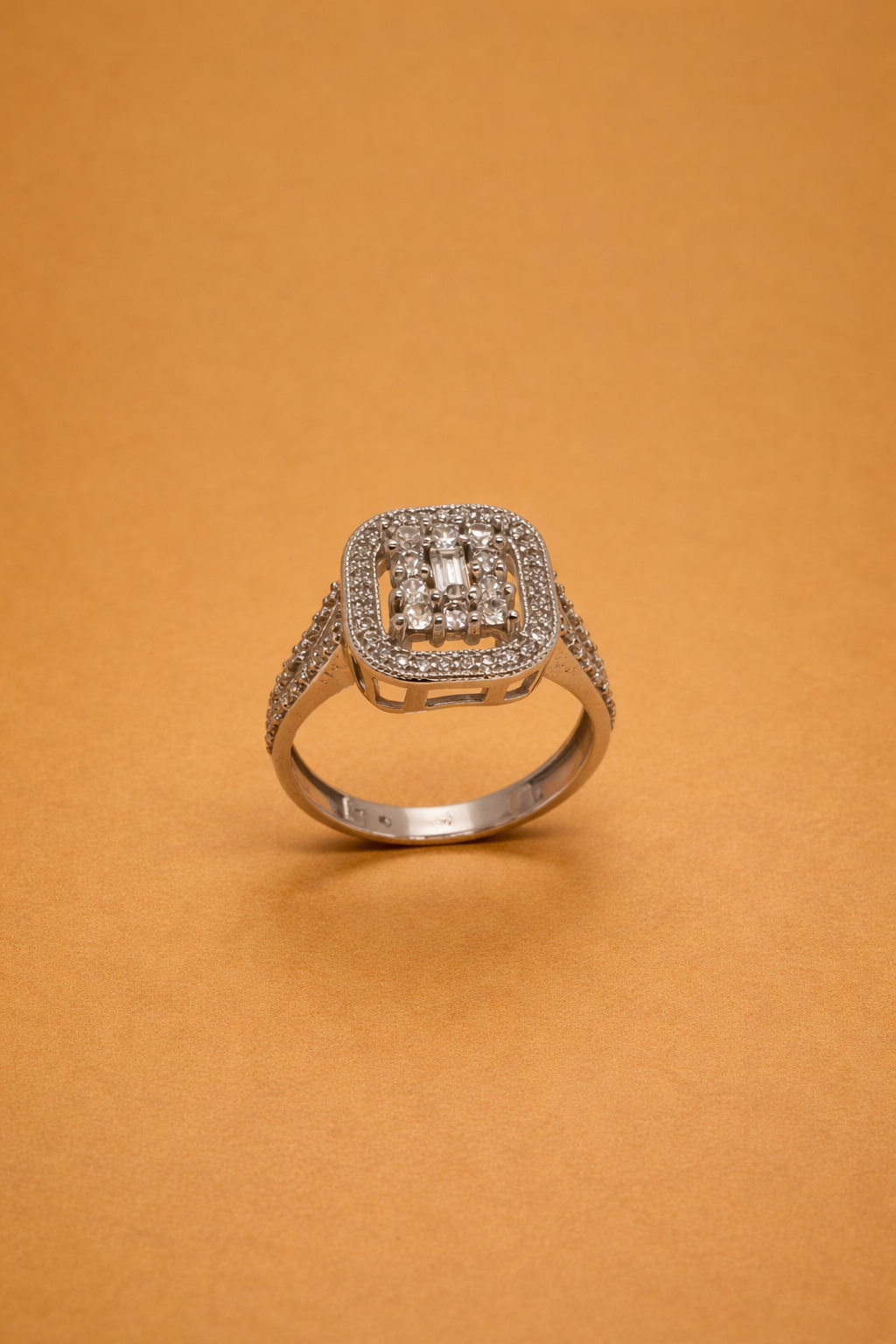 Eleganter Ring aus 14 Karat Weißgold (585)