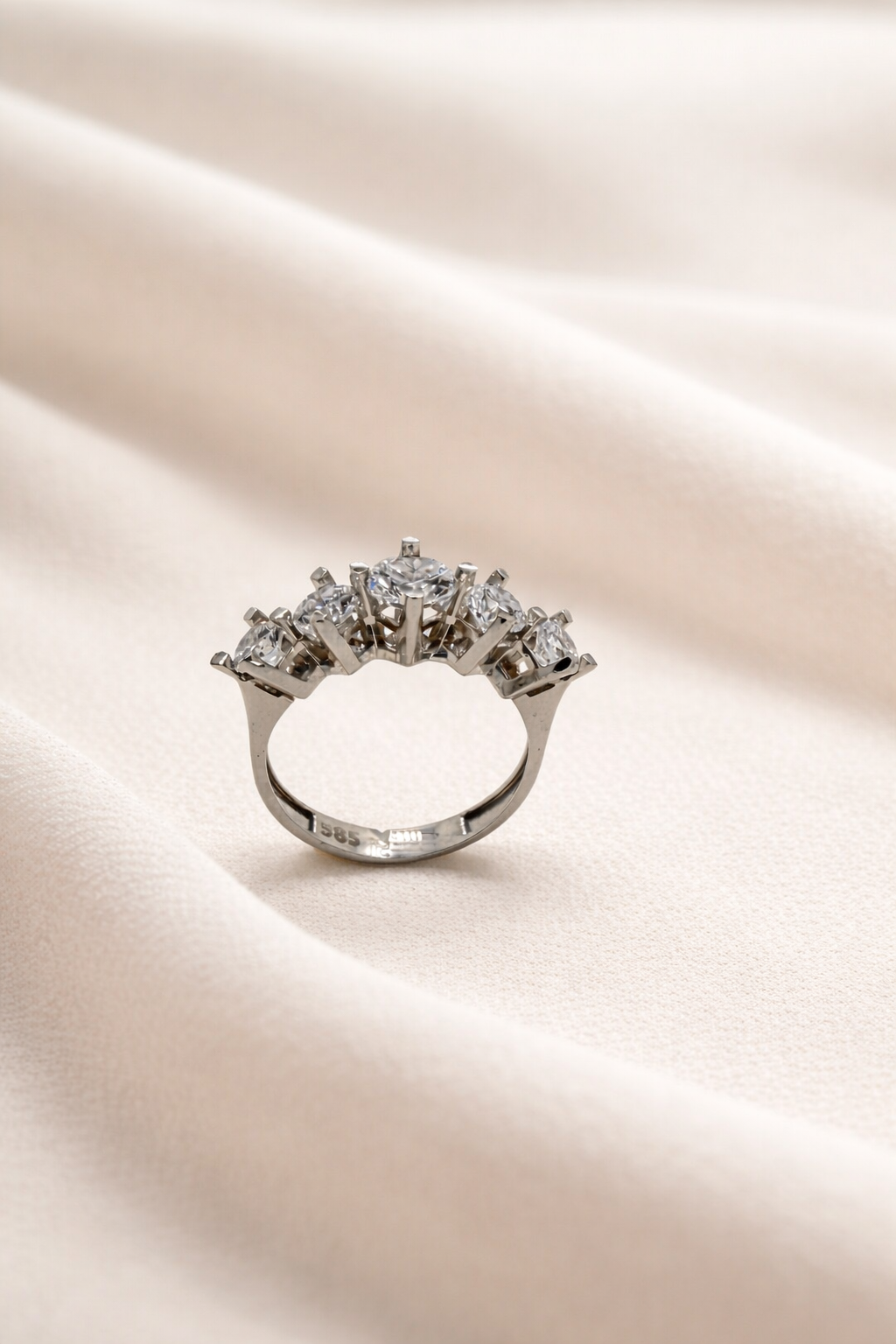Eleganter 5-Stein Zirkonia Ring aus 14 Karat Weißgold (585)