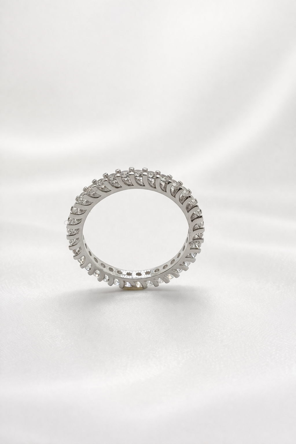 Eleganter Memoire-Ring aus 14 Karat Weißgold mit Zirkonia