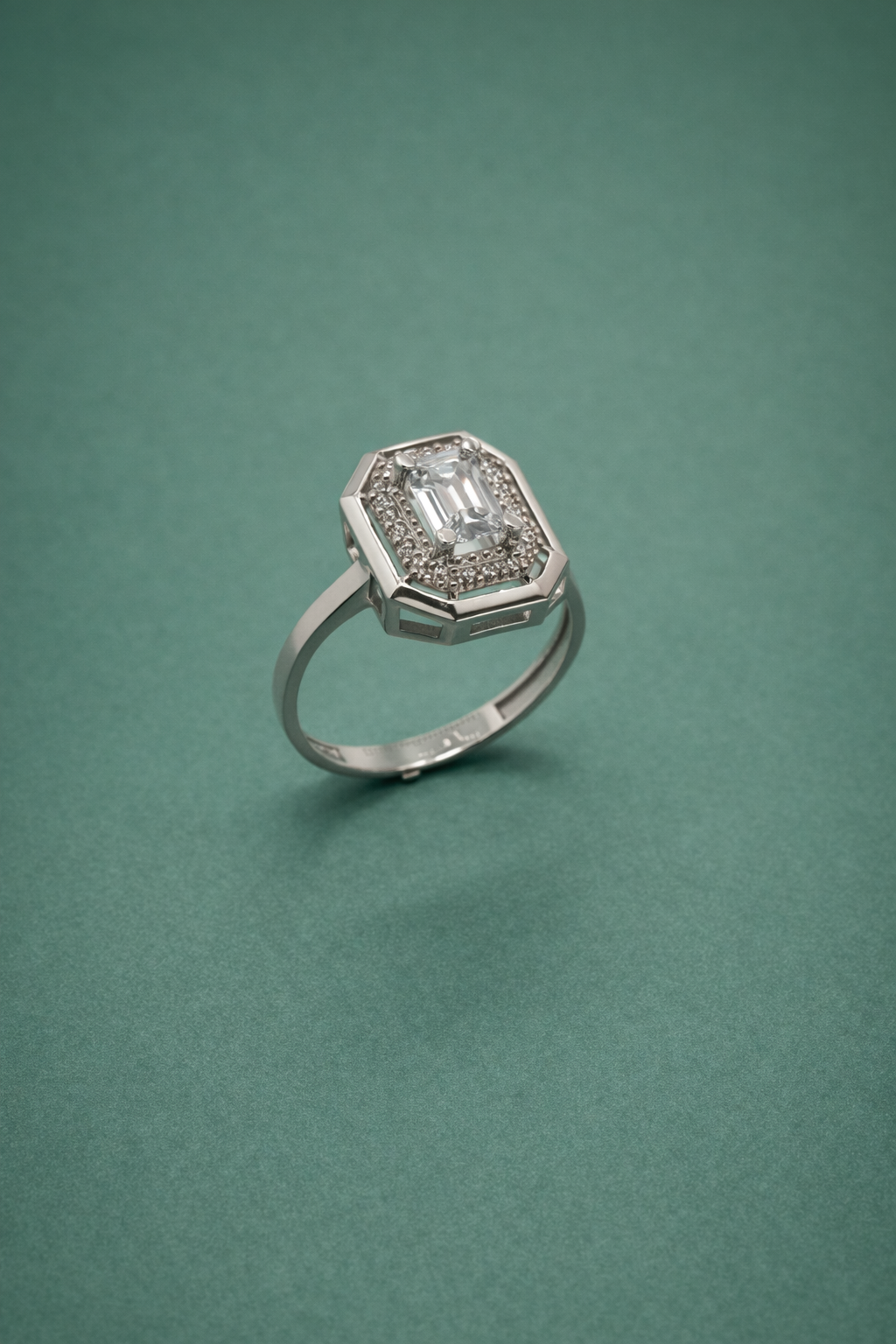 Eleganter Ring aus 14 Karat Weißgold (585)