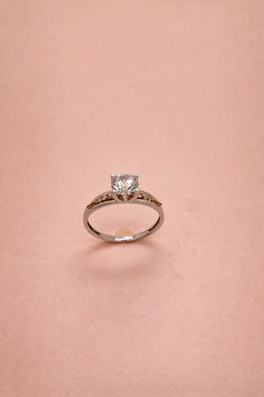 Eleganter Solitär Ring aus 14 Karat Weißgold mit funkelndem Stein (585)
