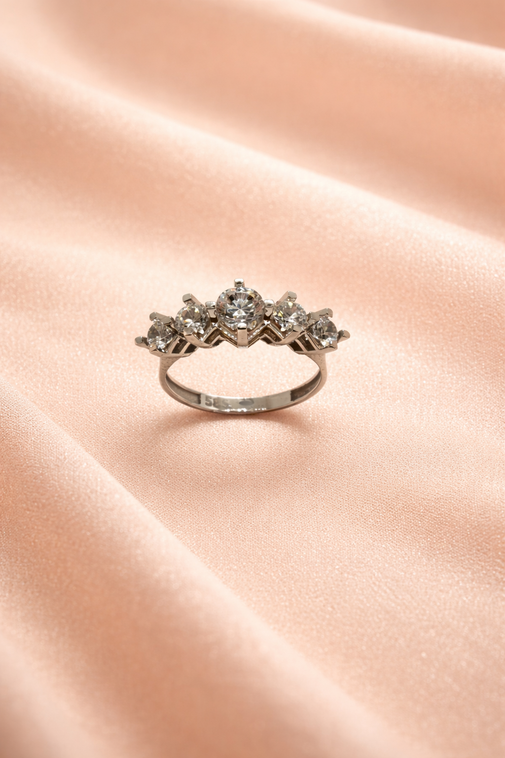 Eleganter 5-Stein-Diamantring aus Gold 14 Karat (585) – Zeitlose Schönheit