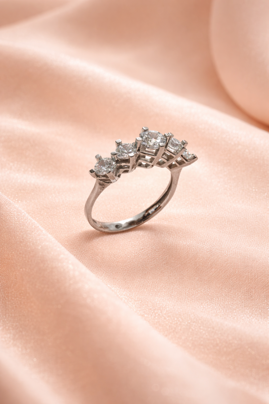 Eleganter 5-Stein-Diamantring aus Gold 14 Karat (585) – Zeitlose Schönheit