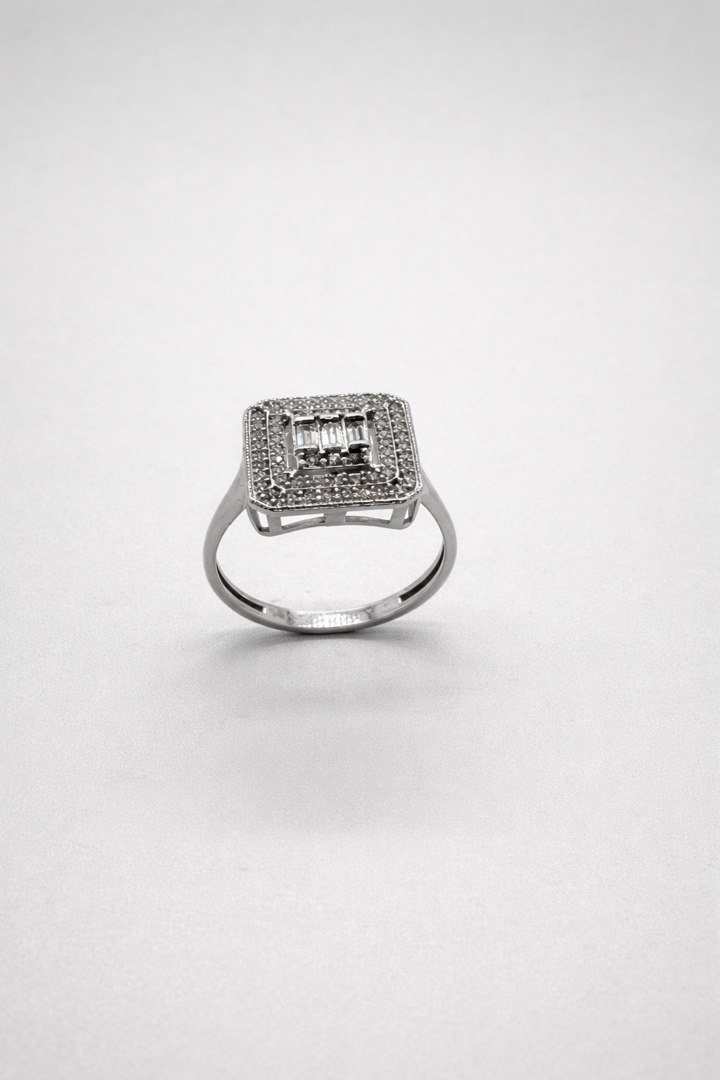 Eleganter Damenring aus 585 Weißgold (14 Karat)