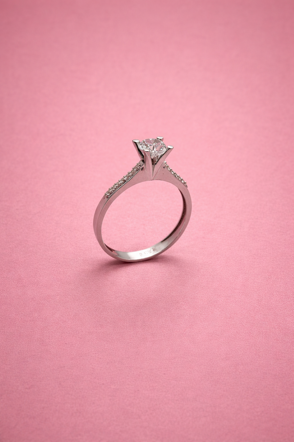Eleganter Solitär Ring aus 14 Karat Weißgold mit funkelndem Stein (585)