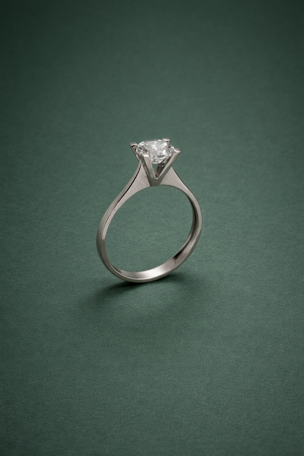 Eleganter Solitär Ring aus 14 Karat Weißgold mit funkelndem Stein (585)