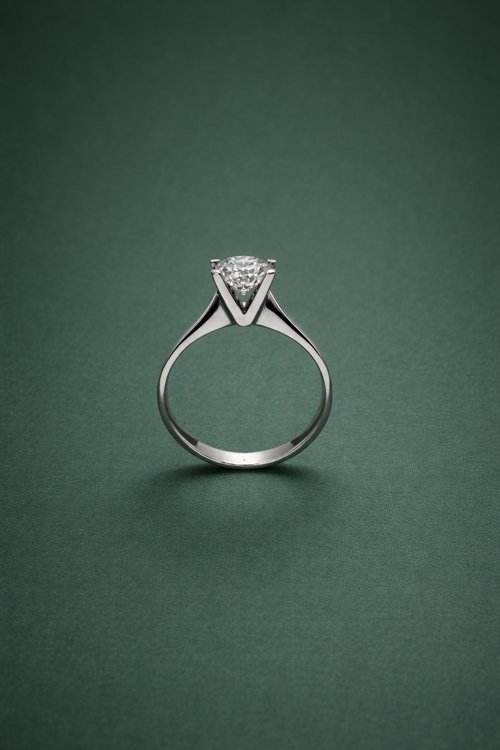 Eleganter Solitär Ring aus 14 Karat Weißgold mit funkelndem Stein (585)