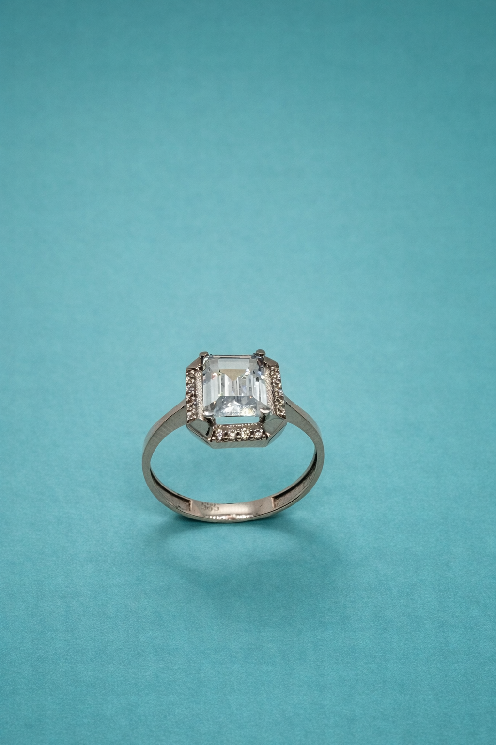 Eleganter Ring aus 14 Karat Weißgold (585)