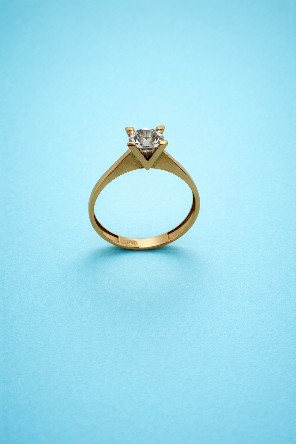 Eleganter Solitär Ring aus 14 Karat Gold mit funkelndem Stein (585)