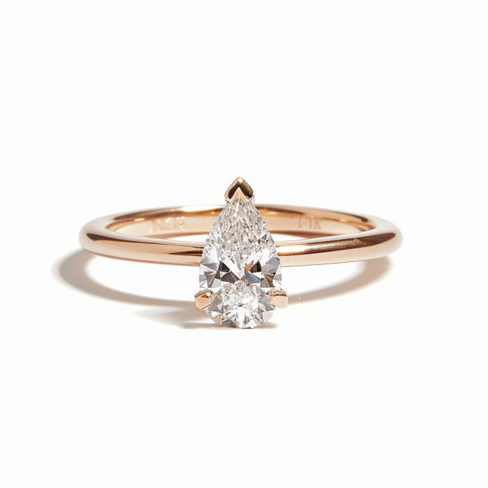 pinienmedia_rose_gold_engagement_ring_featuring_a_0.8_carat_pea_1f16de70-6294-4055-bfe7-b729510c96a6.webp