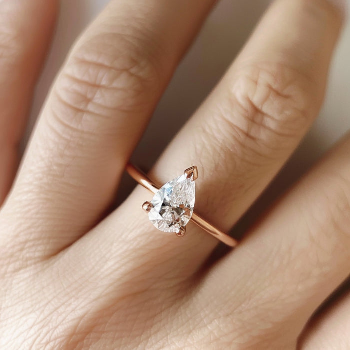 pinienmedia_rose_gold_engagement_ring_featuring_a_0.8_carat_pea_8bc59ae5-65c3-4035-850f-f136bb4fbeba.webp